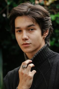 Gabriel Chung interpreta Charlie Atherton-Yoo