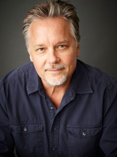 Tracy Fraim interpreta Logan