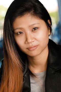 Leah Jung Carroll interpreta Beth