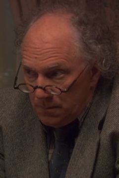 Allan F. Nicholls interpreta Johnny Upton