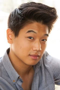 Ki Hong Lee interpreta Gavin Lee / Prisoner 3401