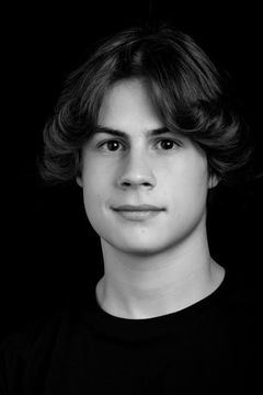 Aven Campau interpreta Student