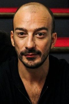 Guillaume Mélanie interpreta Traveler at the end of his rope