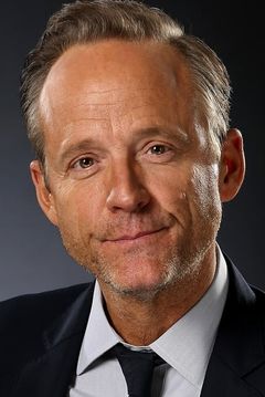 John Benjamin Hickey interpreta Dwayne