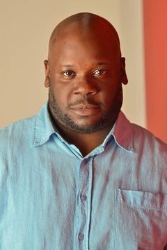 Kash Goins interpreta Larry