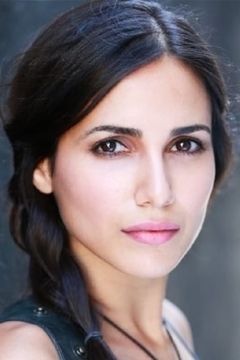 Yasmine Aker interpreta Teacher
