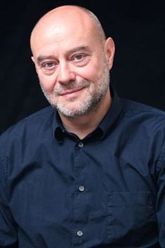 Steve Karier interpreta Schuster
