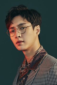 Zhang Yixing interpreta Xiaoguang