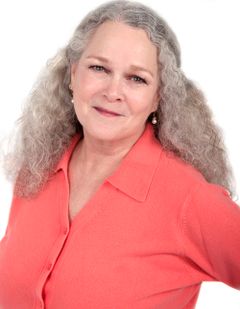 Stephanie Dunnam interpreta Antique Woman