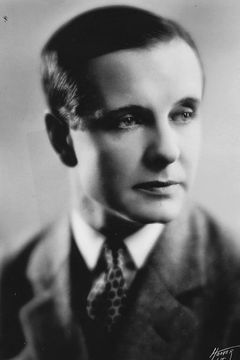 Creighton Hale interpreta Customer (uncredited)