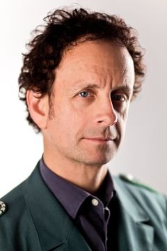Kevin McDonald interpreta Announcer (as Kevin Hamilton McDonald)