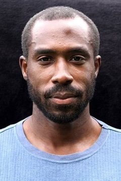 Obie Matthew interpreta Jedha Priest (uncredited)