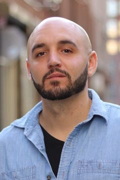 Ray Rosario interpreta TSA Agent (uncredited)