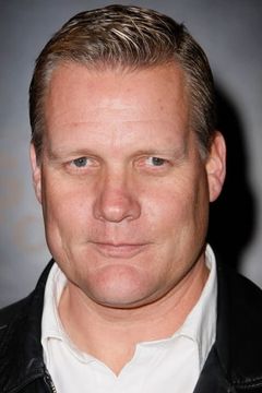 Brian Haley interpreta Officer Krebs