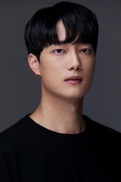 Jeong Jin-hyeok interpreta South Korean Military