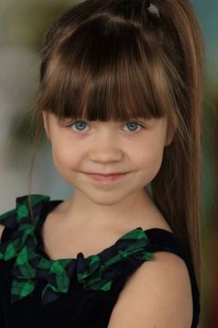 Izabella Dzmitryieu interpreta Small Girl