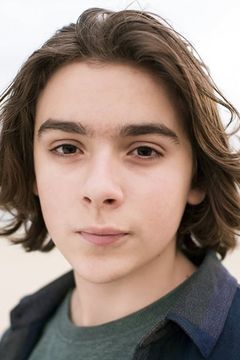 Finn Ireland interpreta James