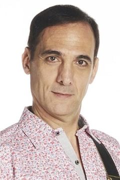 Fabio Aste interpreta Secretario Comodoro