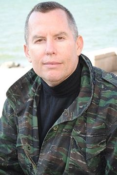 Thomas Dalby interpreta SWAT Officer (uncredited)
