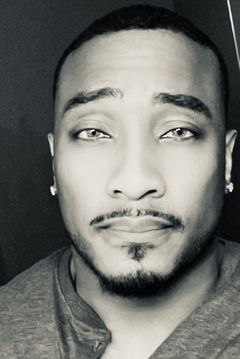 Bron Schuler interpreta Police Officer