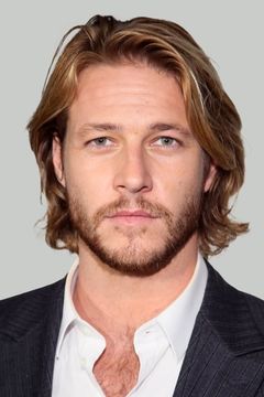 Luke Bracey interpreta Jerry Schilling