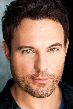 David Haydn-Jones interpreta Dr. Phillip Hamilton