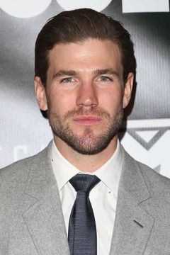 Austin Stowell interpreta Kyle Connellan