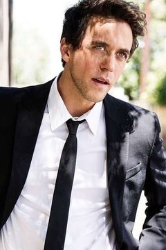 Ashley Zukerman interpreta Michael Sandrelli
