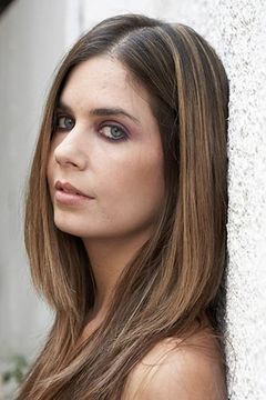 Katerina Moutsatsou interpreta Eddie's Assistant