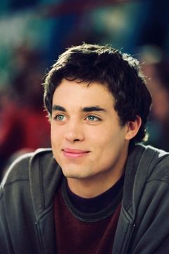 Trevor Blumas interpreta Kyle Hunter
