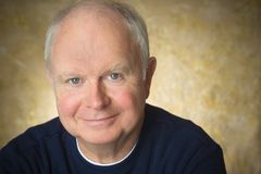 Patrick Collins interpreta Father Leo