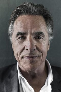 Don Johnson interpreta Det. James “Sonny” Crockett