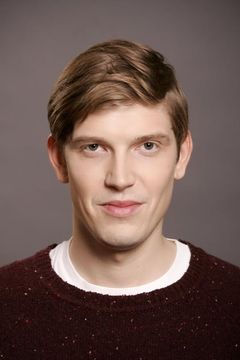 Henrik Kalmet interpreta Medic