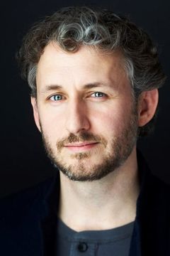 Michael Therriault interpreta Aloysius Castleroy