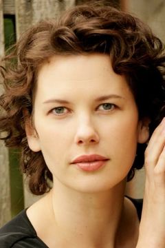 Tiffany Lyndall-Knight interpreta Mob Woman