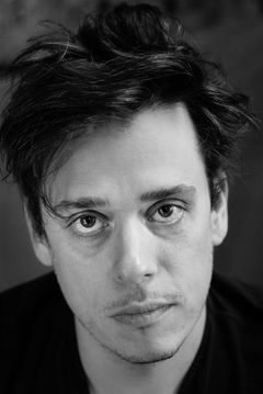 Karim Barras interpreta Detective Carron