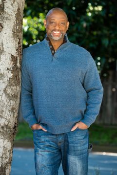 Michael Asberry interpreta Pedestrian #3