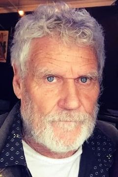 Ian Roberts interpreta Sergeant Jack Declan