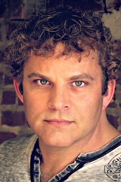 Jason Benjamin interpreta Carr's Business Guy / Stalking Reporter