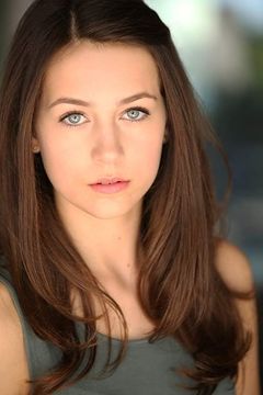 Emma Fuhrmann interpreta Beatrice Kirk