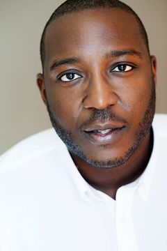 Raphael Sowole interpreta Jago