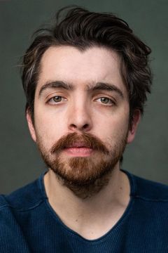 Oisín Nolan interpreta Henry's Dad (uncredited)