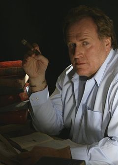 Greg Powell interpreta Milton Berle