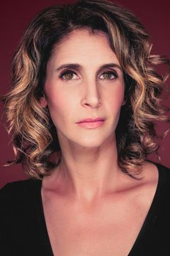 Carey Van Driest interpreta Dr. Betsy Holden