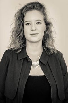 Bettina Csipszer interpreta Dumb American Girl #5