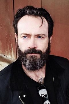 Stephen Gibb interpreta Klansman