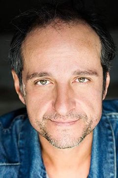 Arthur Angel interpreta Rhince