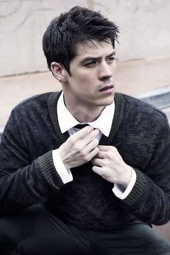 Alan Wong interpreta Doctor