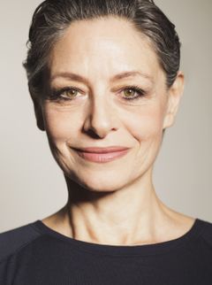 Joan Juliet Buck interpreta Madame Brassart