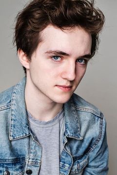 Spike White interpreta Alistair Howell